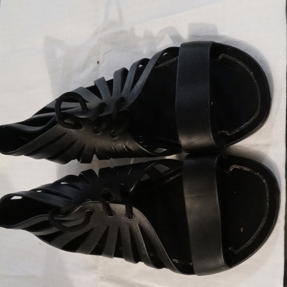 Flat walking sandals